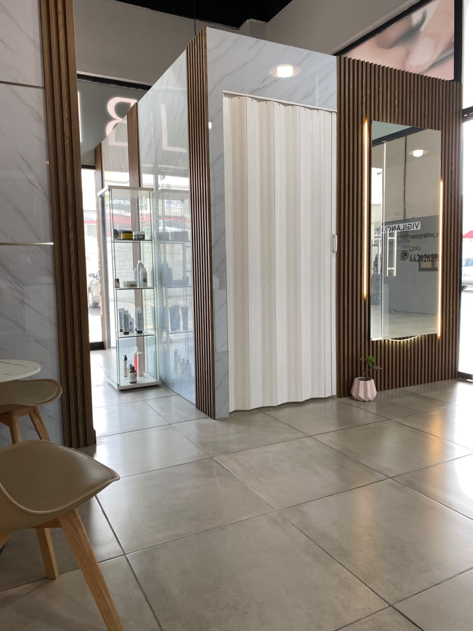 Cabina privada y vitrina de productos